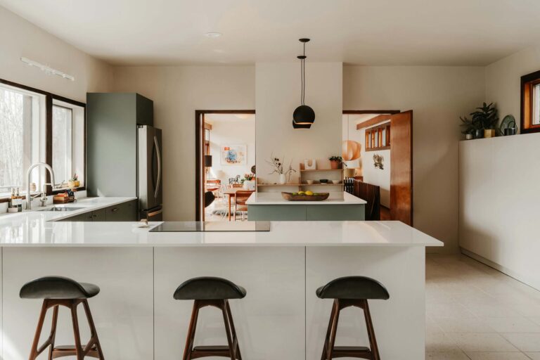 Single-storey home extension with open-plan kitchen